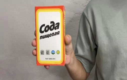 Пачка пищевой соды в руке
